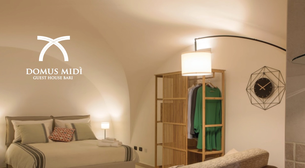 Camera da letto di Domus Midí con letto matrimoniale e dettagli curati