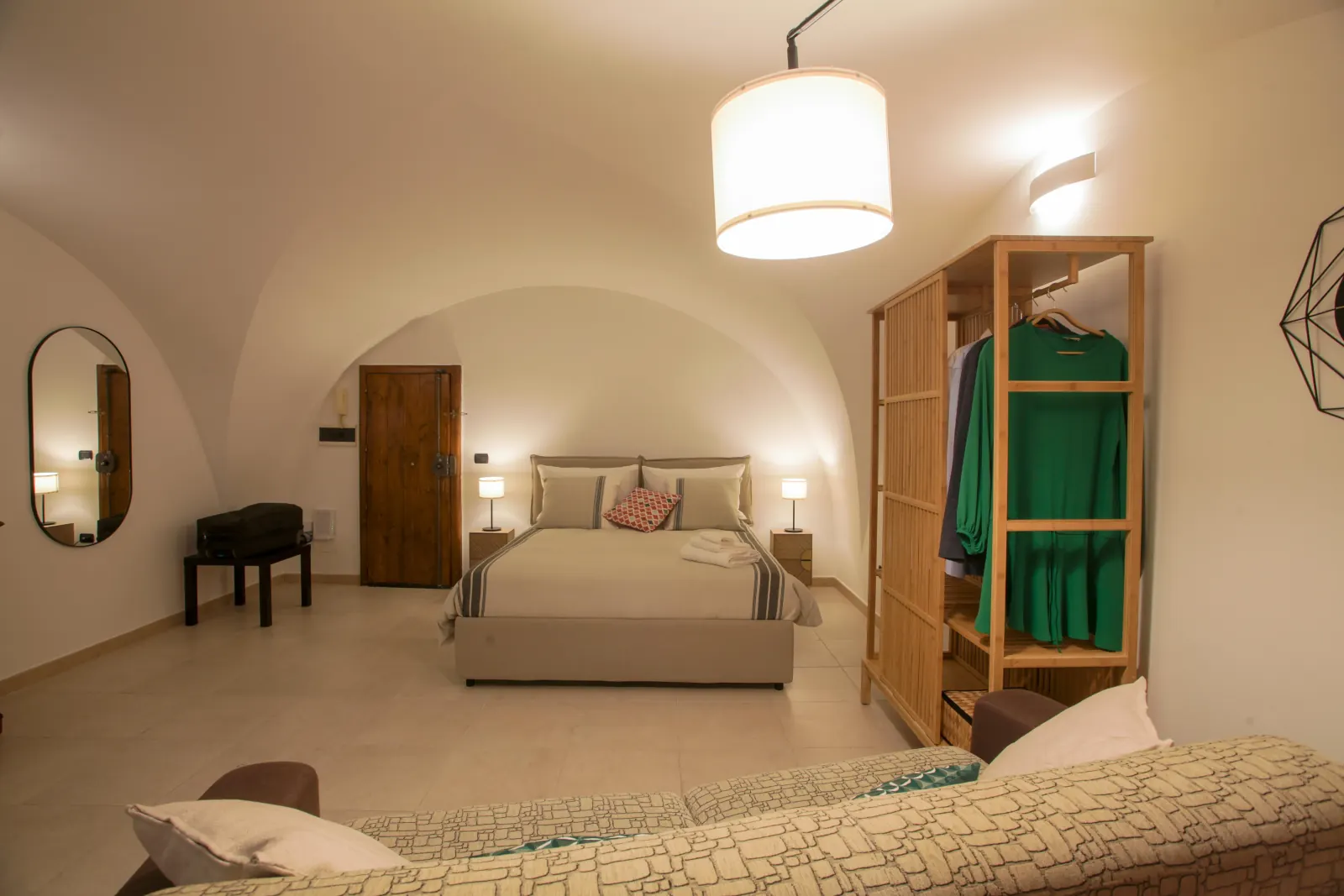 Interno accogliente di Domus Midì nel cuore di Bari
