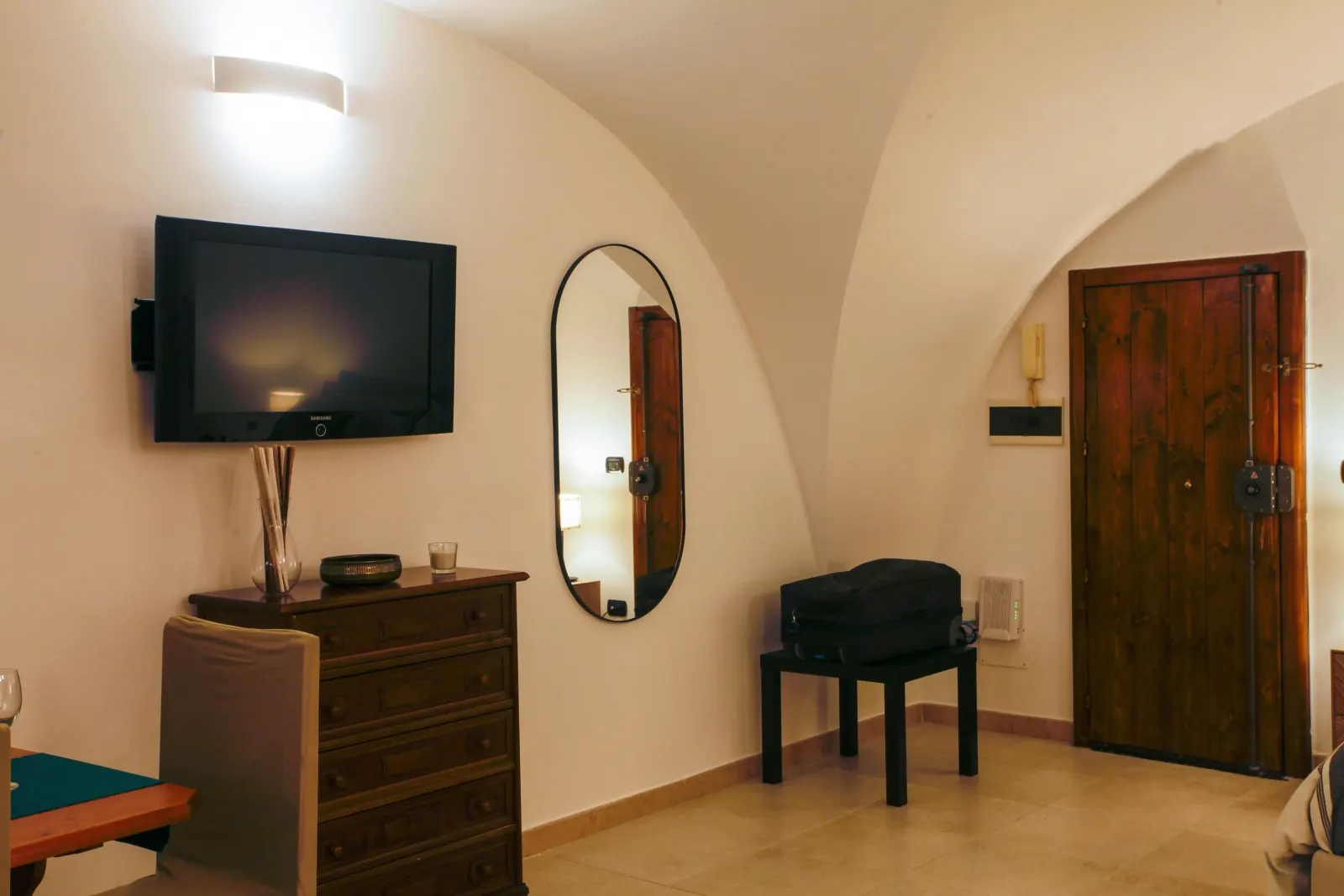 Soggiorno di Domus Midì con arredi moderni e atmosfera accogliente