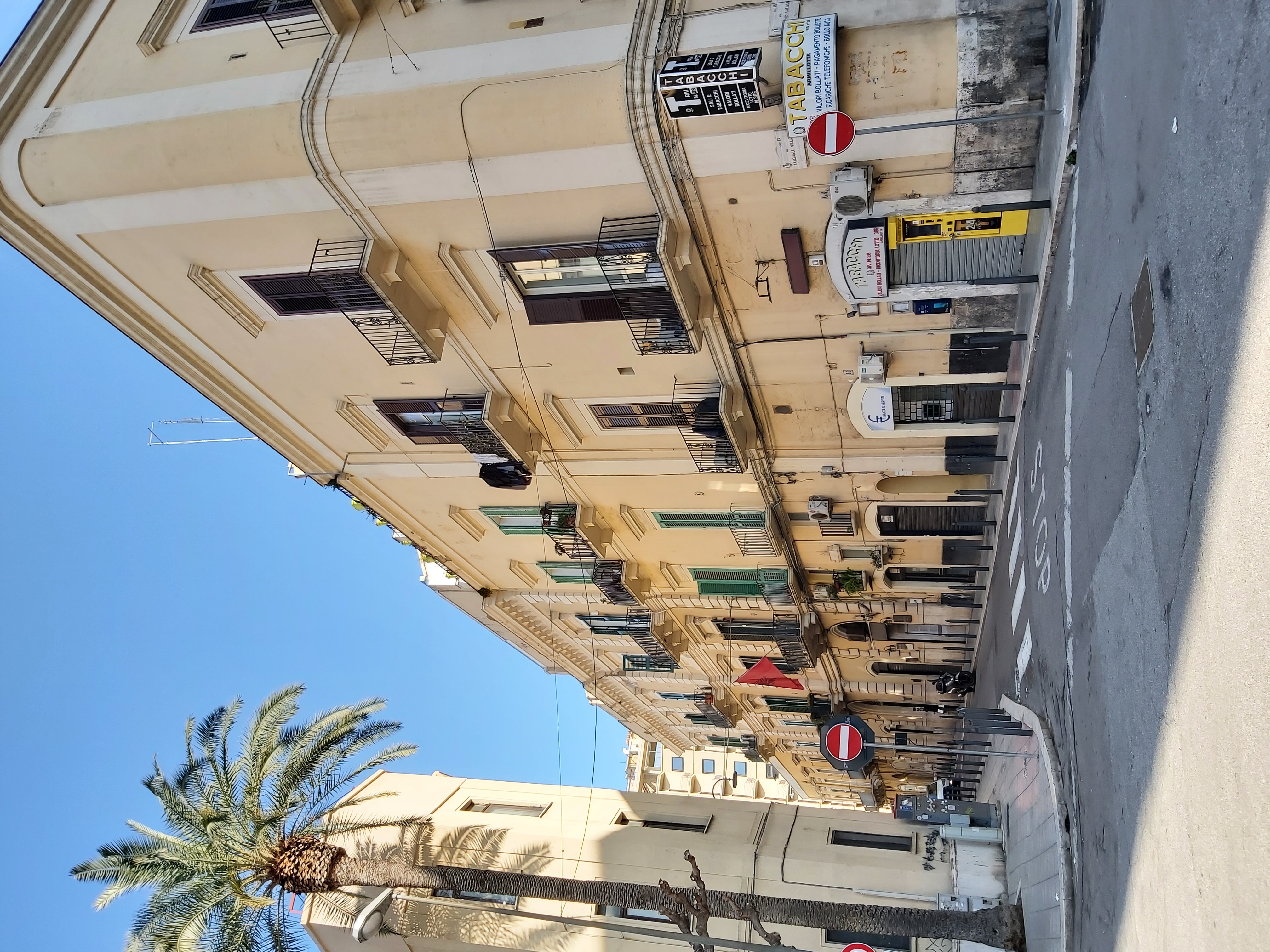Zona living ampia di Domus Midí con divano e zona relax
