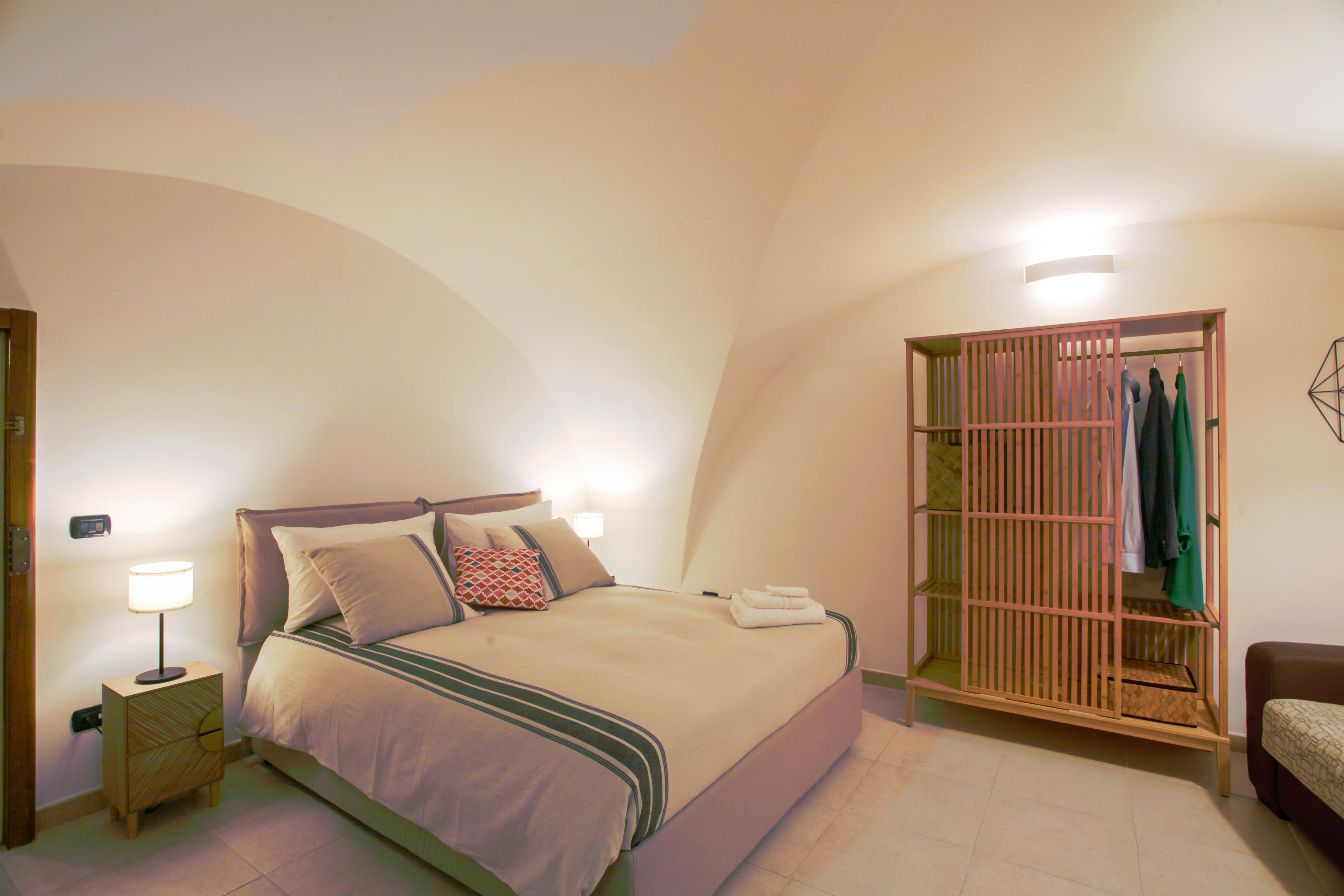 Ambiente accogliente di Domus Midí con luce naturale abbondante