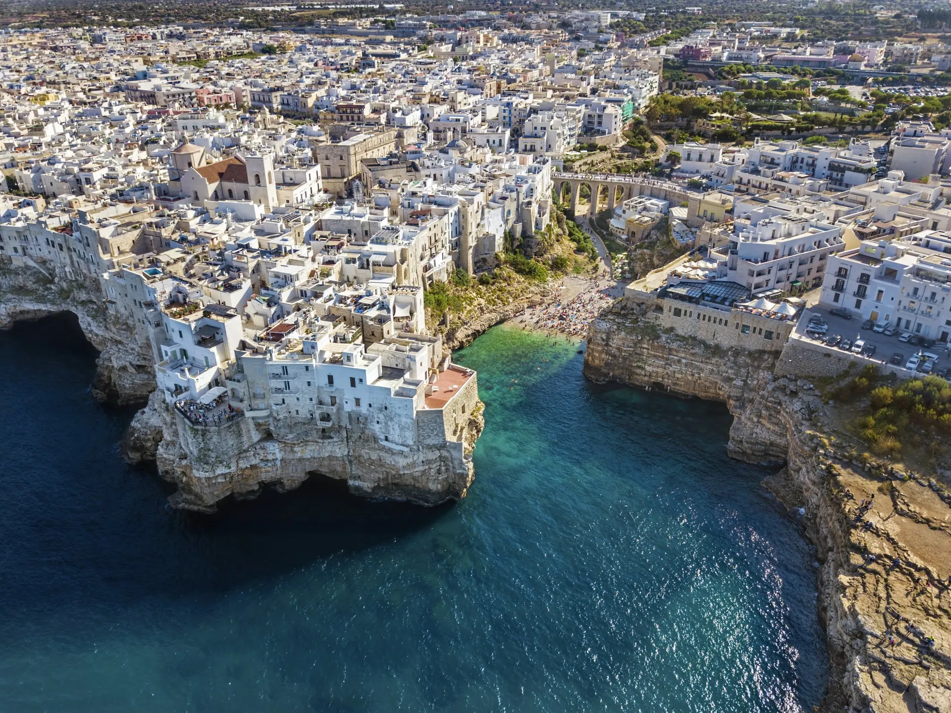 Polignano a Mare vista dall'alto, borgo a picco sulle scogliere bianche sul mare cristallino della Puglia