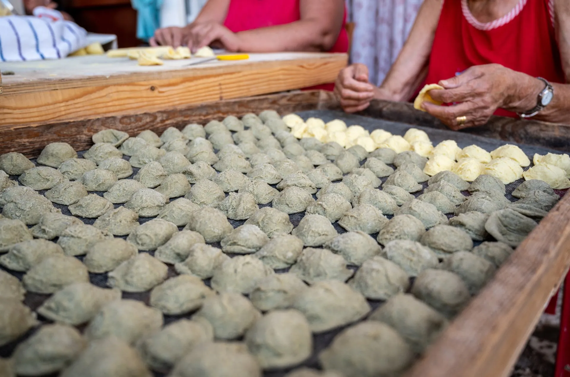 Orecchiette pugliesi fatte a mano dalle donne di Bari Vecchia