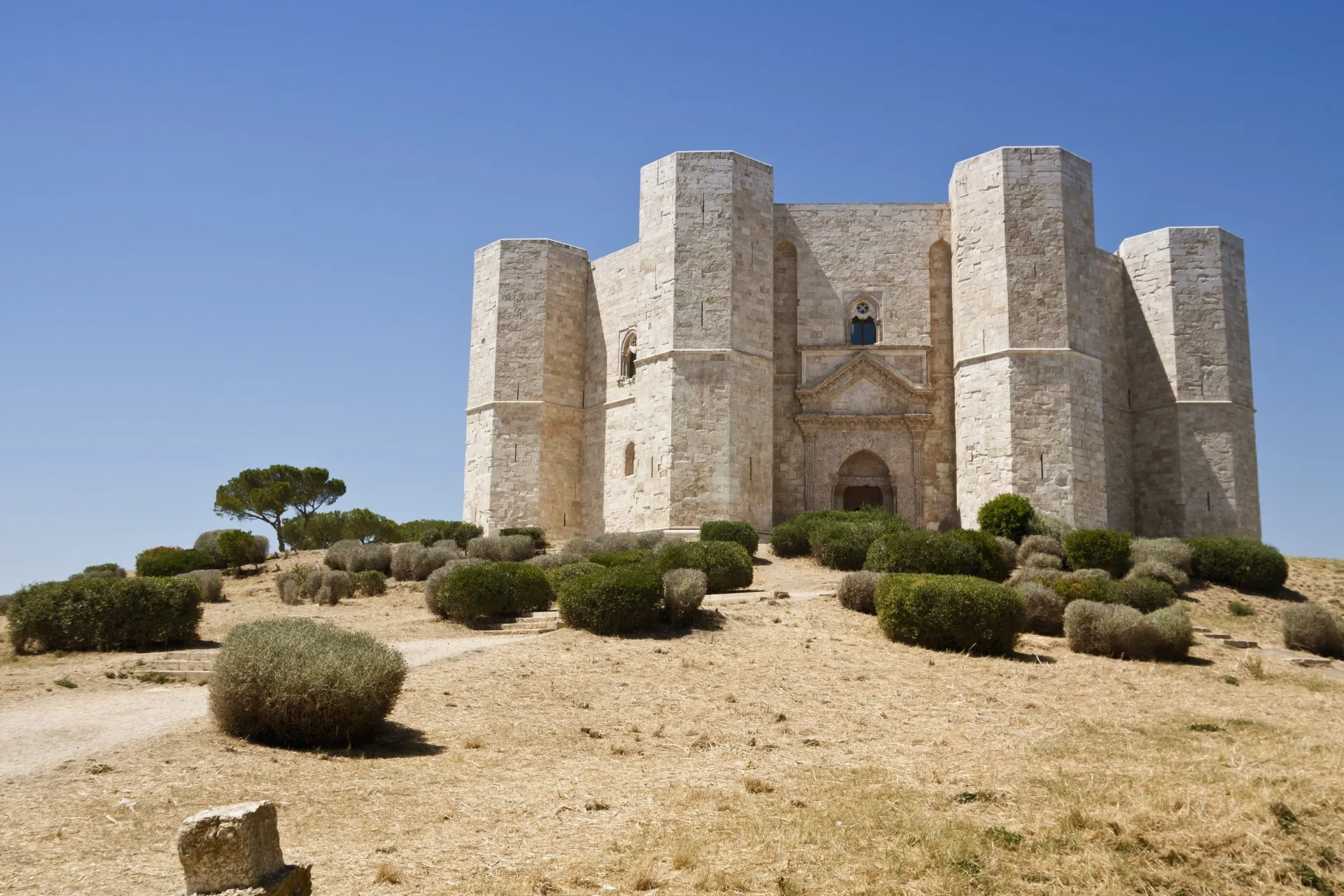 Castel del Monte, la fortezza ottagonale di Federico II patrimonio UNESCO, circondato dalla campagna pugliese