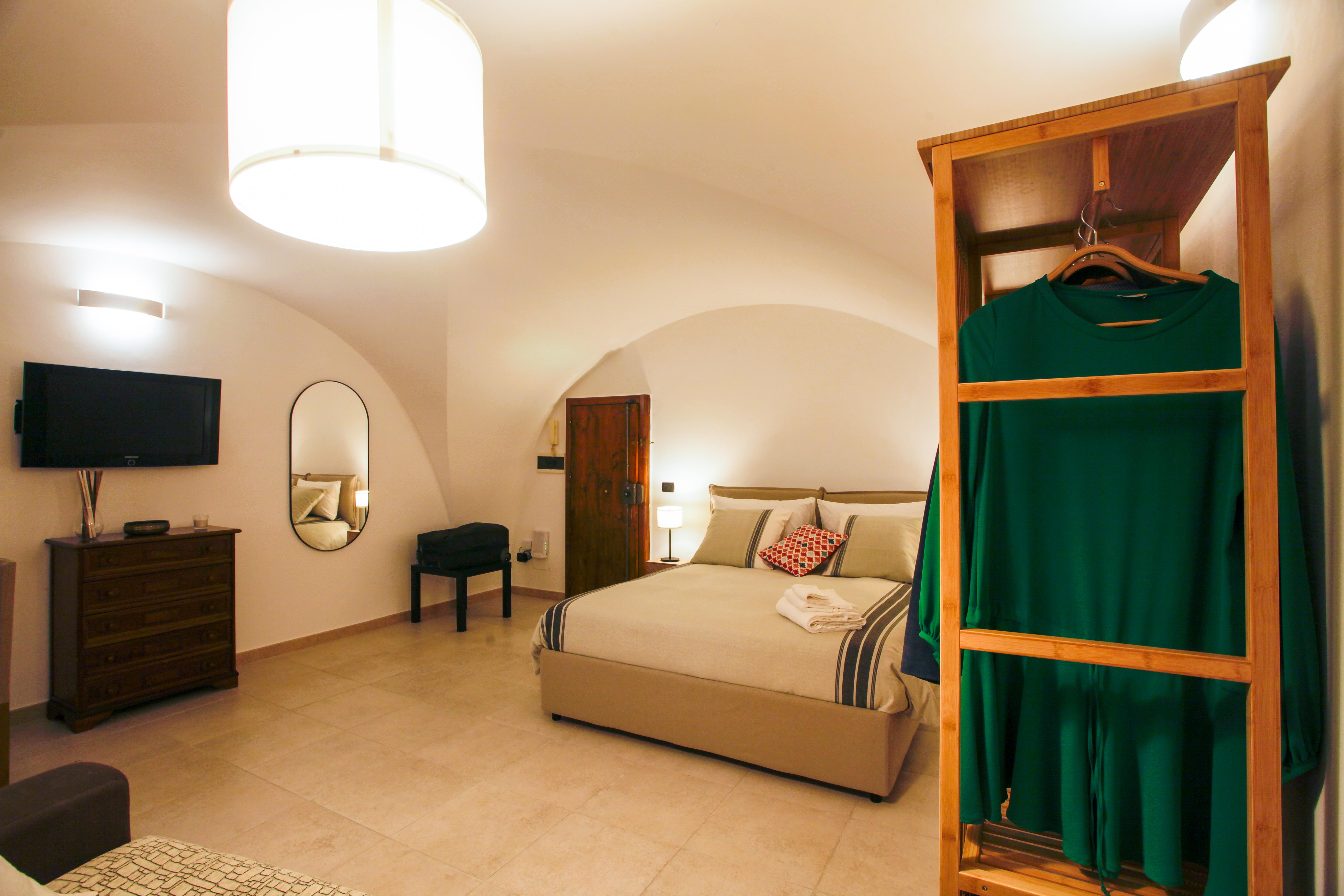 Cucina completamente attrezzata di Domus Midí con piano cottura e frigorifero